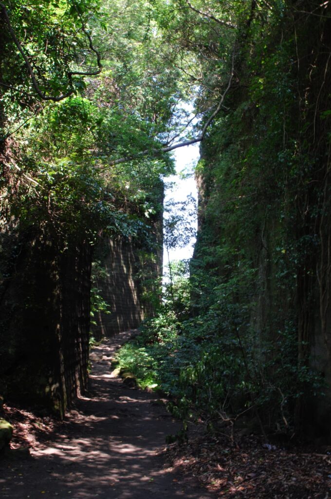 鋸山　切り通し