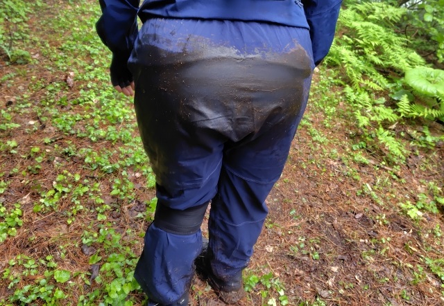 雨の山で滑ってお尻が汚れたイメージ