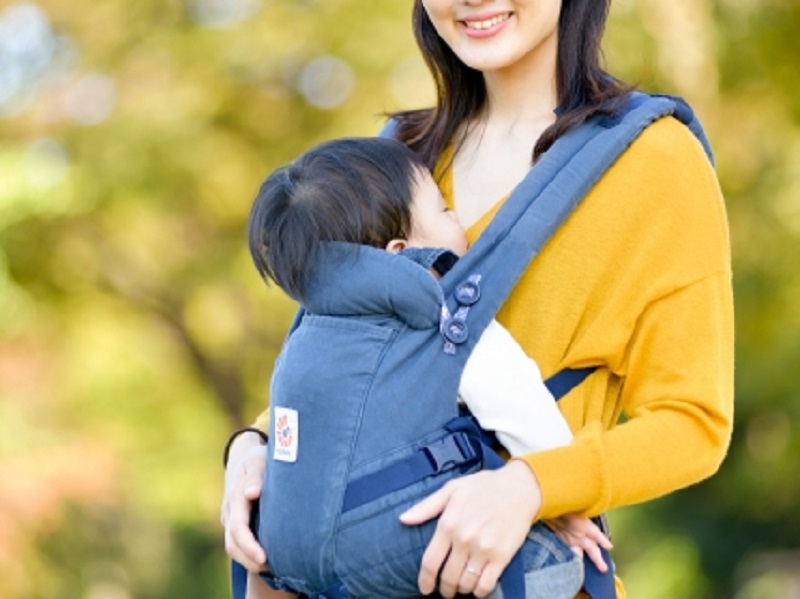 抱っこ紐で御岳山に行くお母さんのイメージ