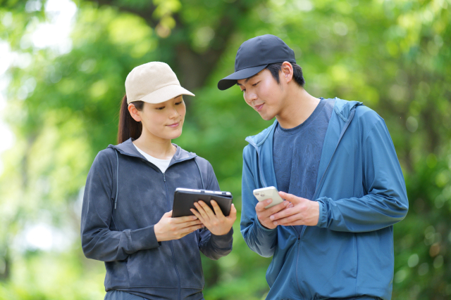 ハイキング　カップル