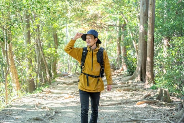 春　ハイキング客