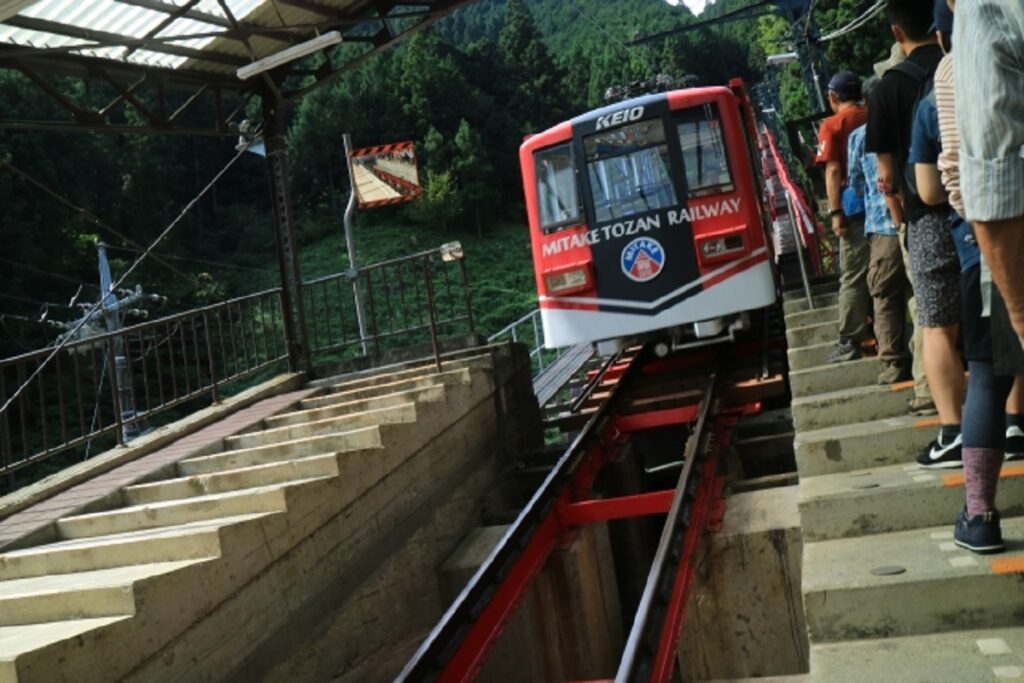 御岳山　ケーブルカー　混雑